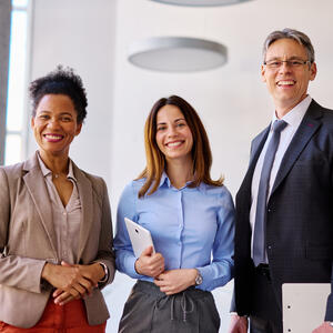 一緒に笑う同僚たちのグループ